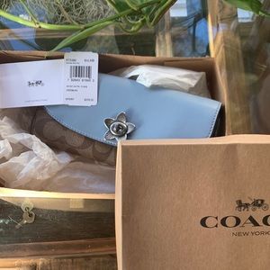 Coach SLIM ENVELOPE WALLET IN SIGNATURE CANVAS (F73382)
KHAKI/BLUE MULTI/SILVER